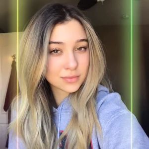 Meet your Posher, Elyssa